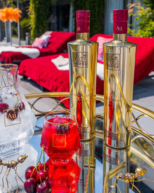Au Vodka Red Cherry — botellas y cóctel