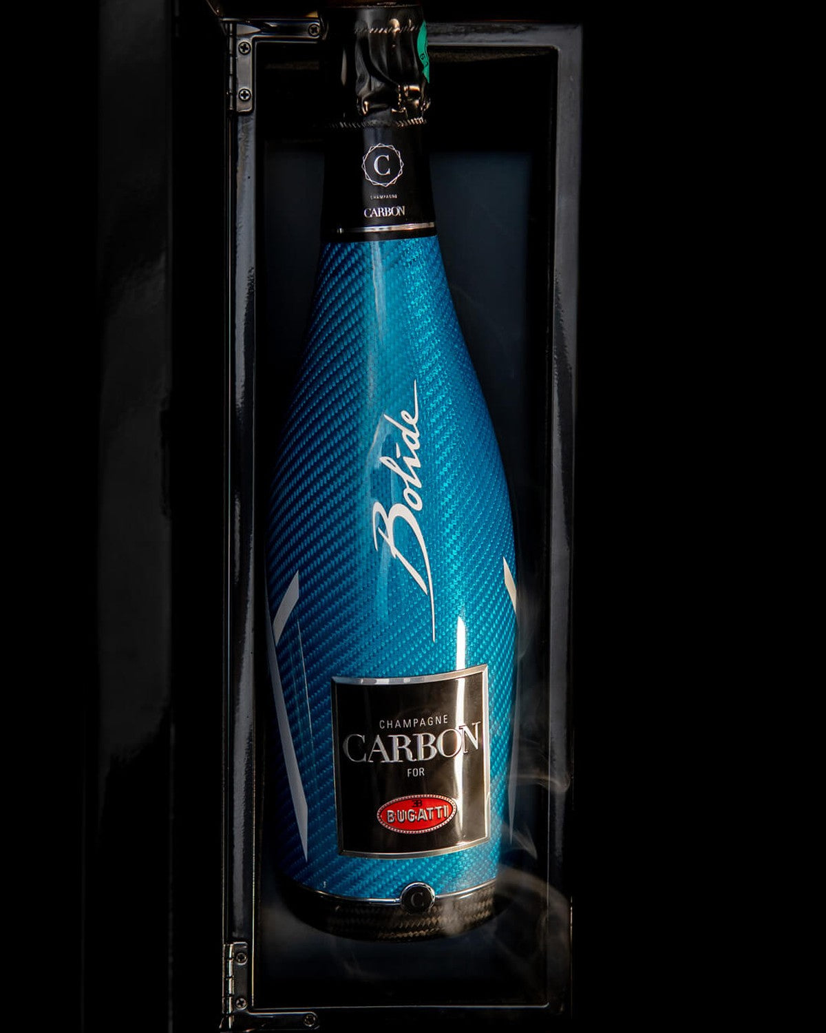 Carbon Bugatti Limited Edition Bolide 75CL — botella en vitrina