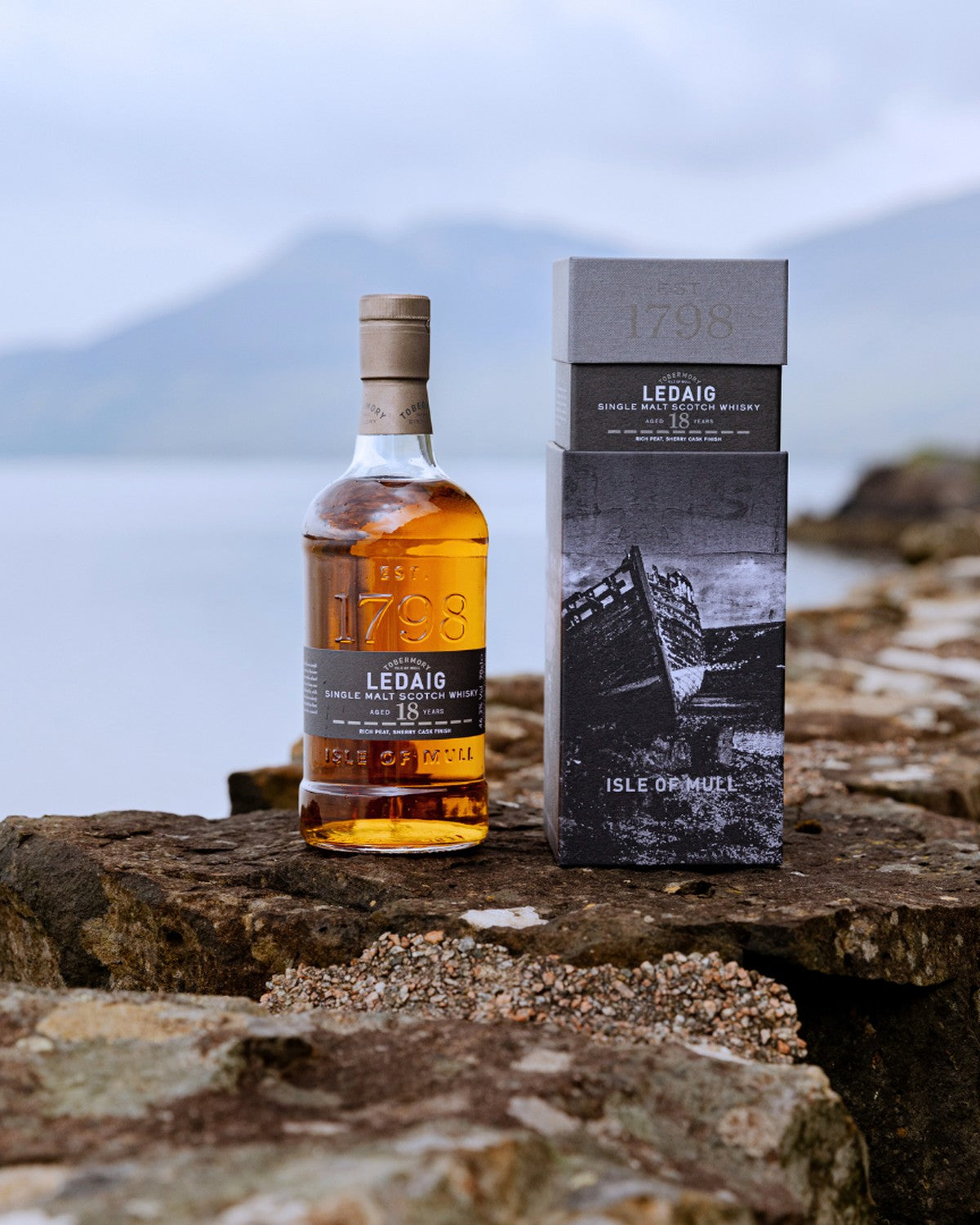 Ledaig 18 46.3% — botella y estuche en la costa