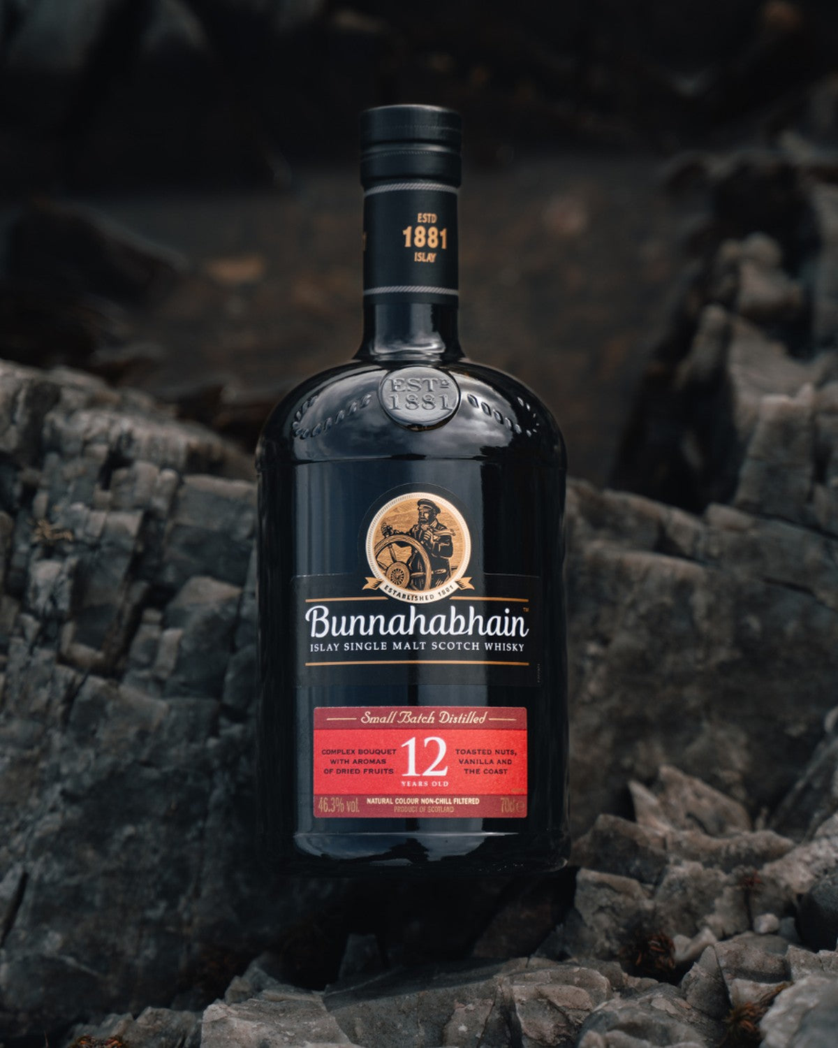 Bunnahabhain 12 Años 46.3% — botella sobre rocas