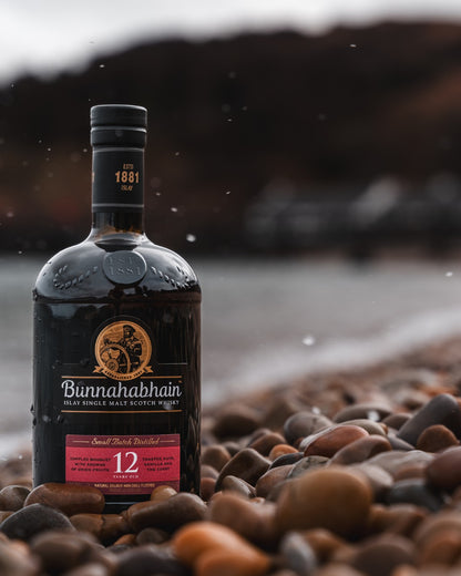 Bunnahabhain 12 Años 46.3% — botella en la playa