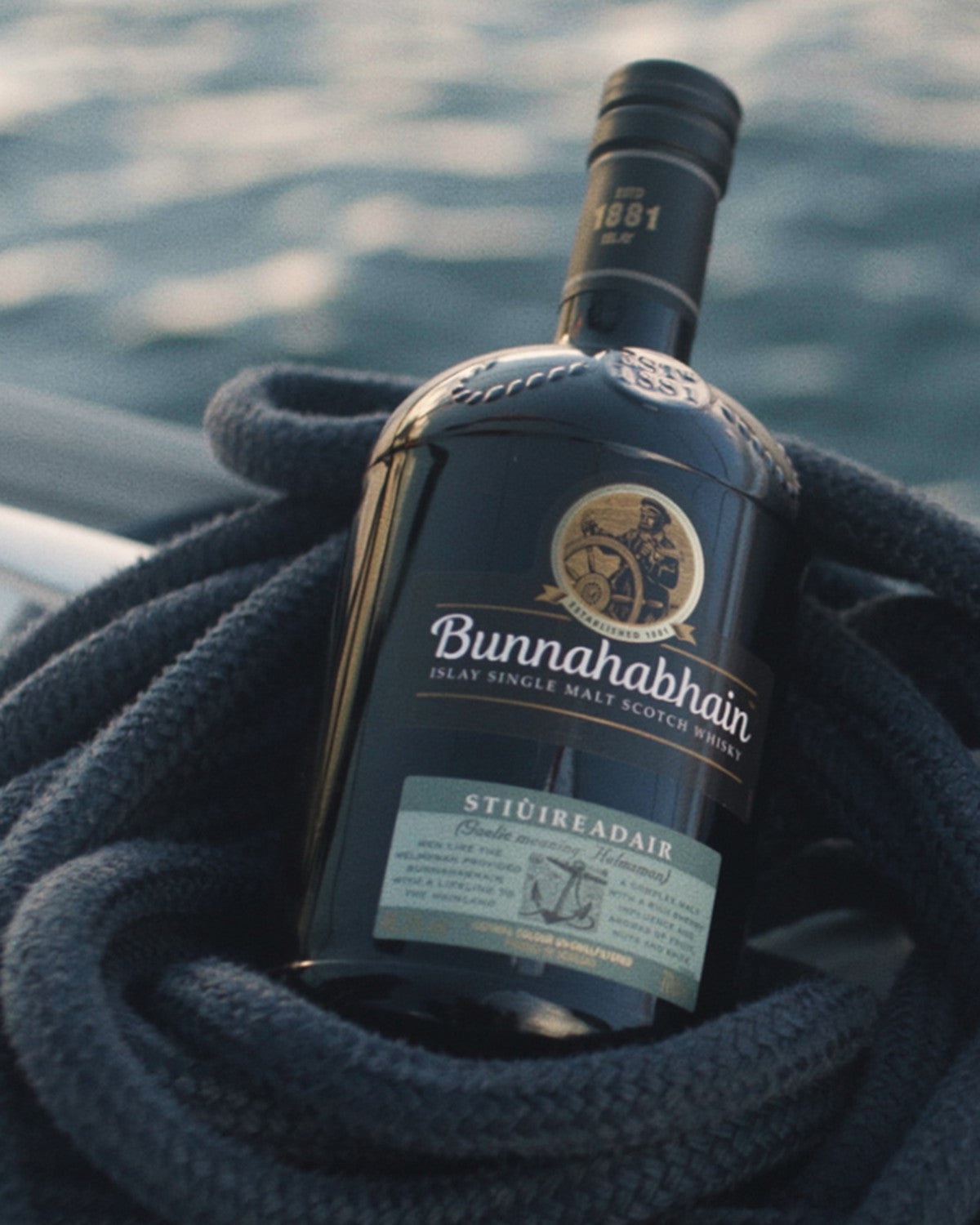 Bunnahabhain Stiùireadair 46.3% — botella sobre cabo