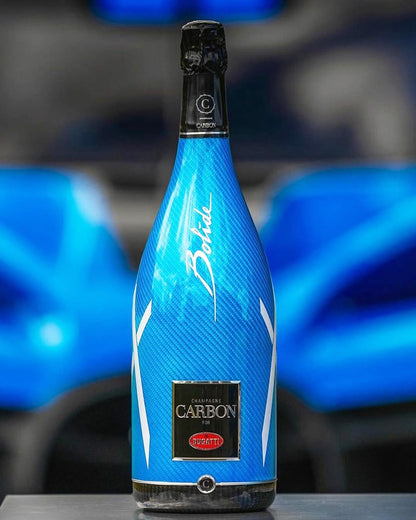 Carbon Bugatti Limited Edition Bolide 75CL — botella junto al coche