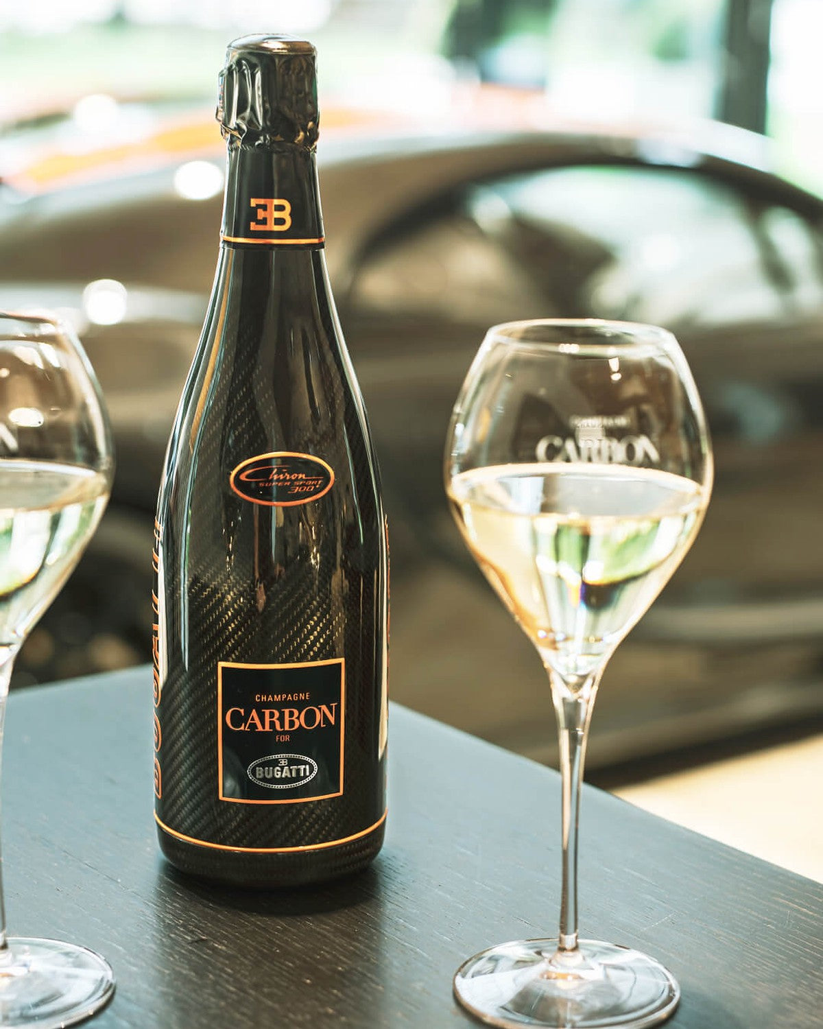Carbon Bugatti Limited Edition Chiron 75CL — botella con copas