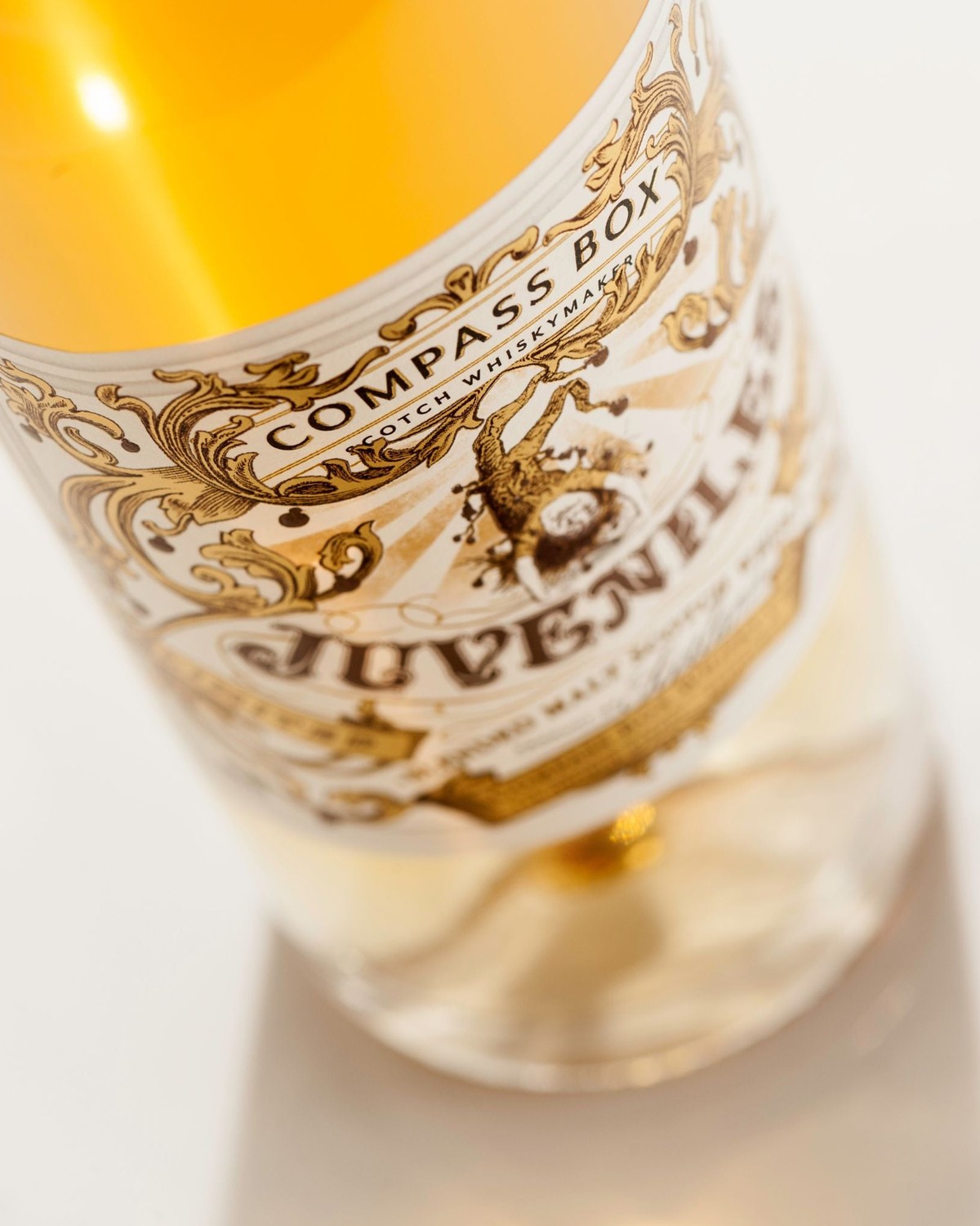 Compass Box Juveniles 46% — detalle de la etiqueta