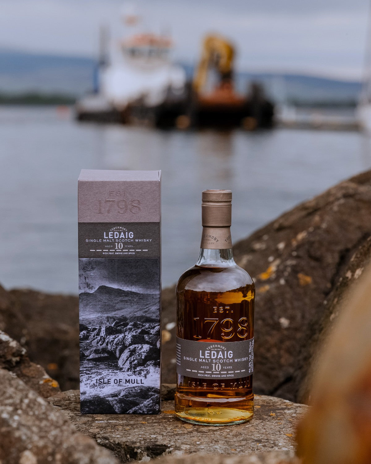Ledaig 10 46.3% — botella y estuche en la costa